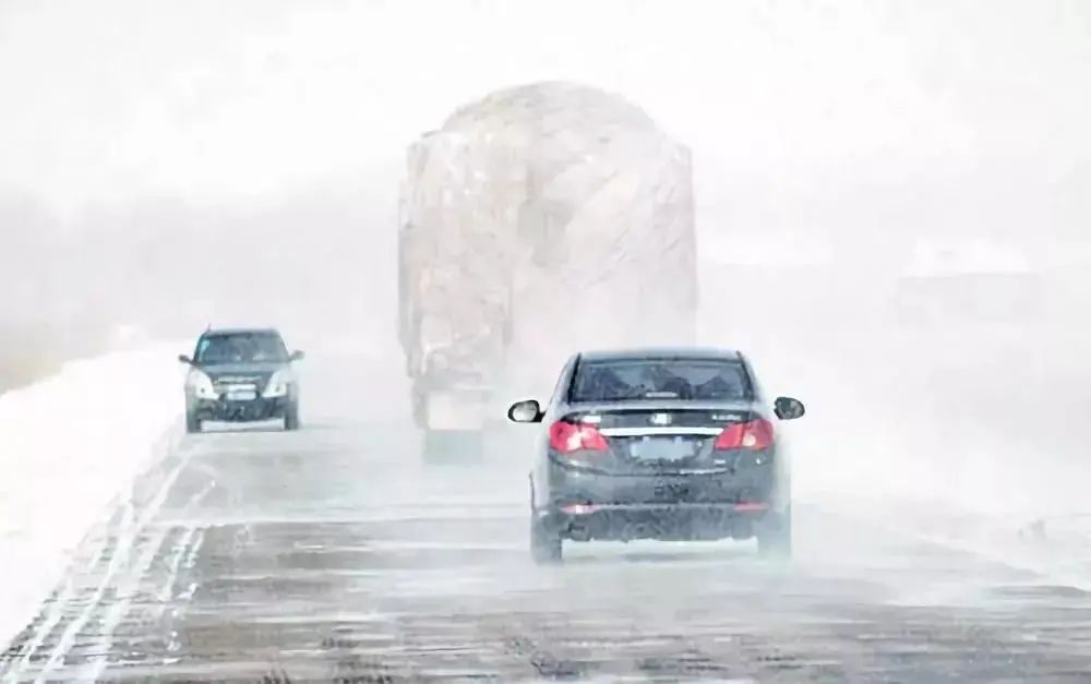 出行提示_雪地行車安全技巧_降雪天氣開車注意事項(xiàng)