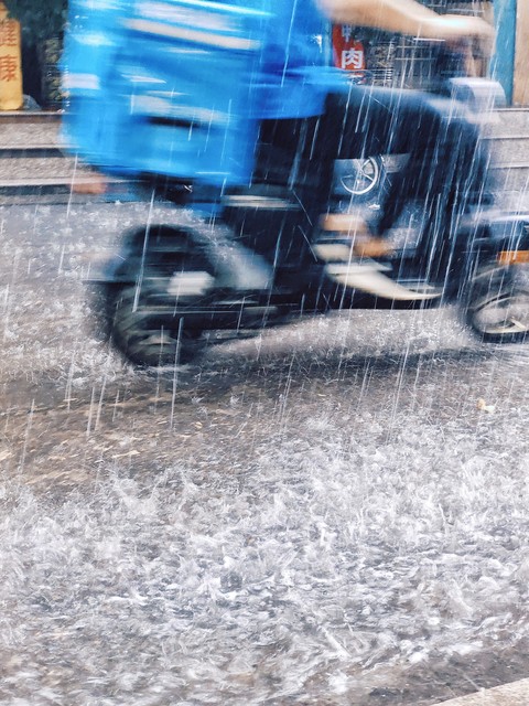 強(qiáng)降雨出行安全措施_出行提示_暴雨天氣安全避險指南