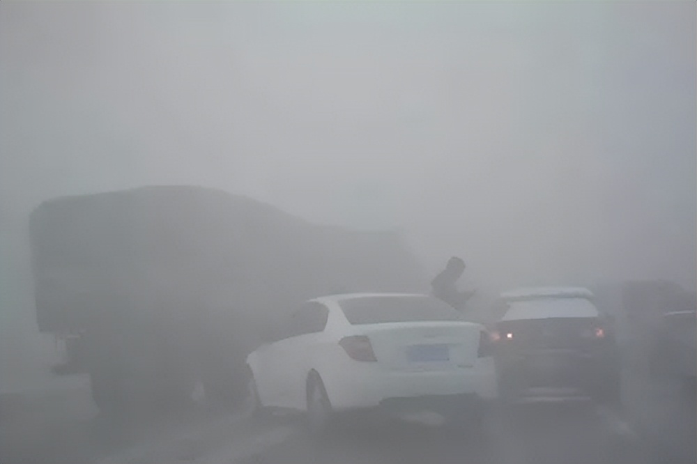 出行提示_秋冬交通安全指南_路面濕滑黏膩能見度驟降