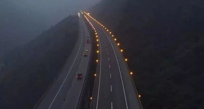 霧天行車安全常識_出行提示_低能見度行車技巧