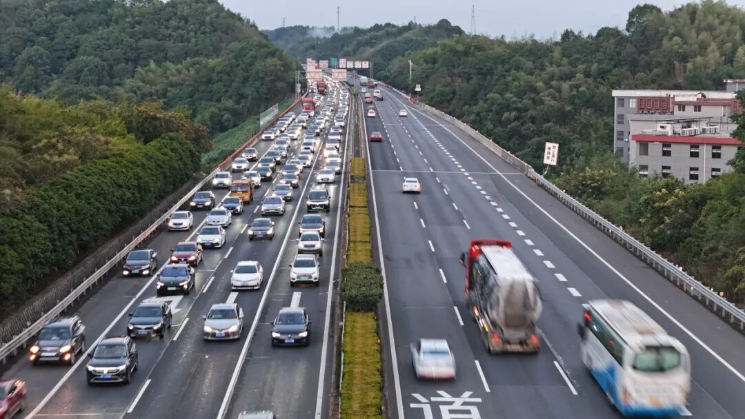 高速行車(chē)安全提示_國(guó)慶中秋返程鐵路客流量_出行提示