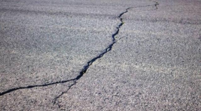 卡車司機道路磨損_美國公路路況差_路況