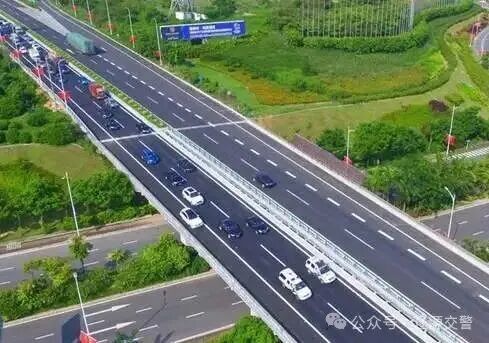 霧天行車安全常識(shí)_出行提示_低能見(jiàn)度駕駛技巧