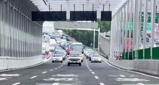 新能源車占比增長(zhǎng)_上海交通擁堵升級(jí)_限行