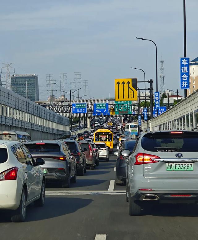 新能源車占比增長(zhǎng)_限行_上海交通擁堵升級(jí)