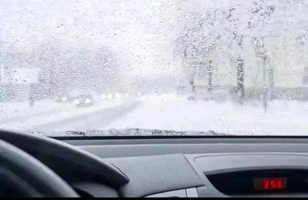 雪天駕車(chē)出行準(zhǔn)備_雪地駕駛技巧與安全_出行提示