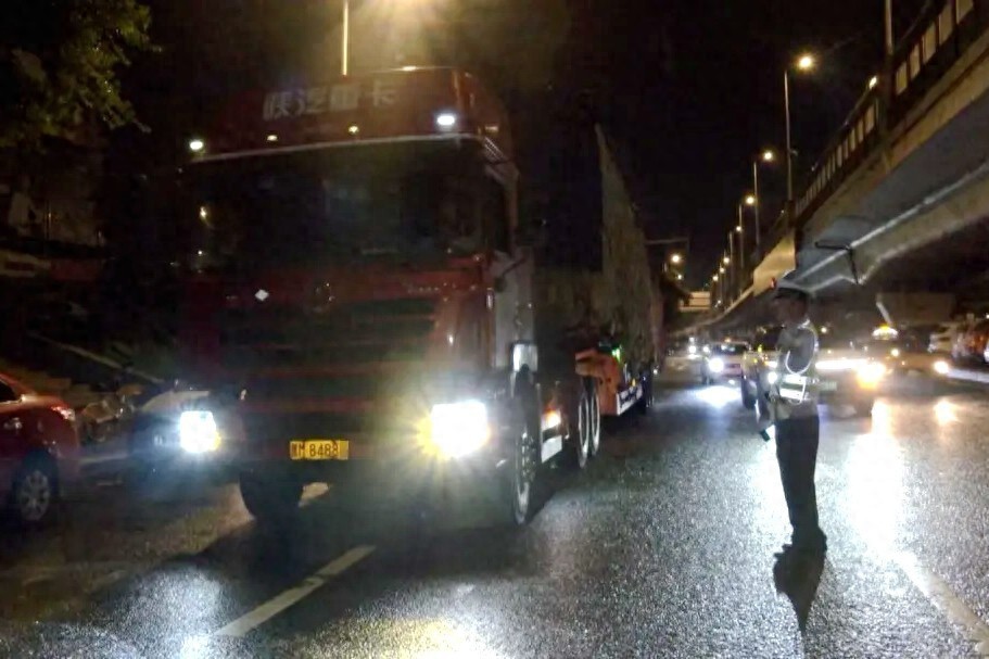 禁行_貨運(yùn)車輛超載整治行動_哈爾濱市公安局交管部門夏季道路交通安全整治