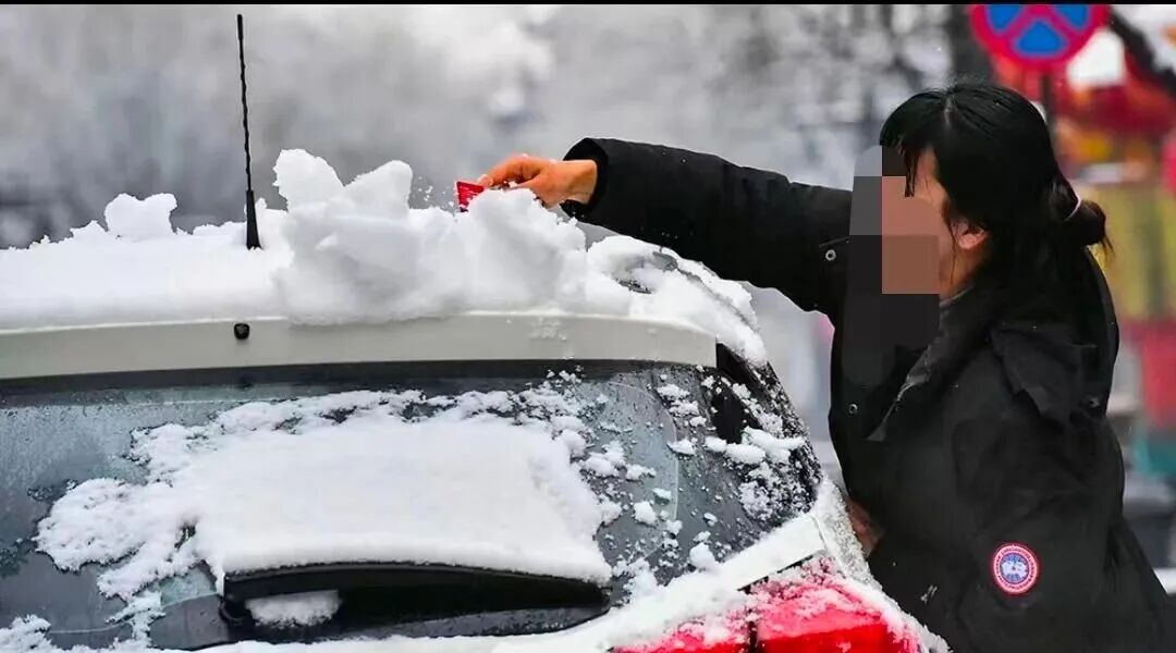 駕車出行清理車輛積雪檢查車燈剎車輪胎_駕駛過程中控制車速保持車距使用燈光謹(jǐn)慎轉(zhuǎn)彎避免超車_出行提示