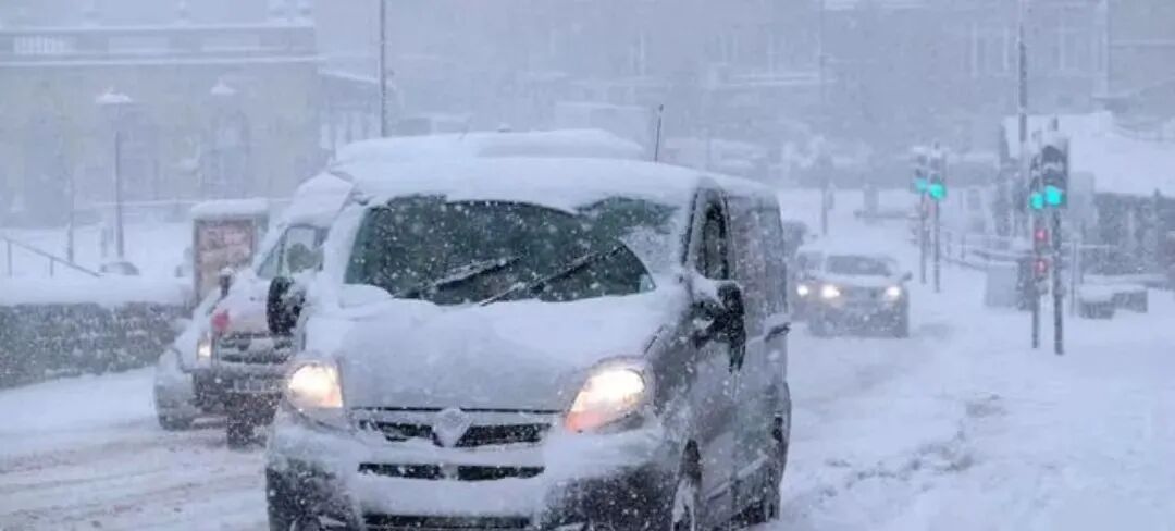 駕車出行清理車輛積雪檢查車燈剎車輪胎_出行提示_駕駛過程中控制車速保持車距使用燈光謹(jǐn)慎轉(zhuǎn)彎避免超車