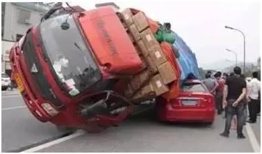 大風(fēng)天氣行車(chē)安全注意事項(xiàng)_出行提示_大風(fēng)天氣車(chē)輛行駛技巧