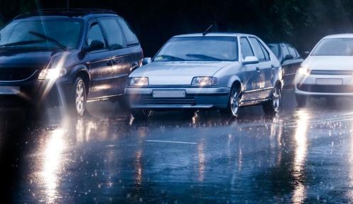 出行提示_雨雪天氣駕駛技巧_雨雪天行車安全