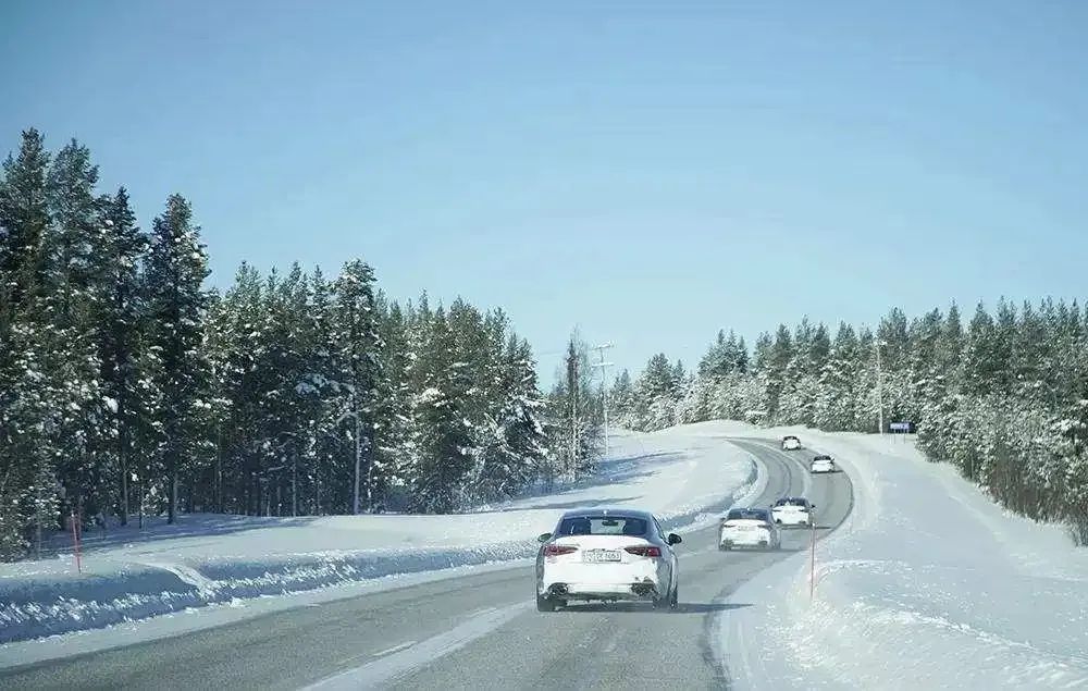 雨雪天安全駕駛技巧_出行提示_冰雪路面行車注意事項(xiàng)