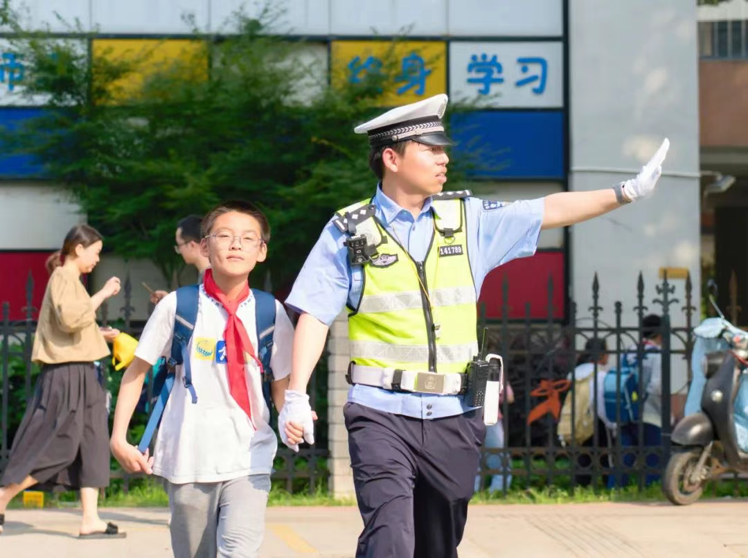 步行騎行乘車安全指南_開學季交通安全提示_出行提示