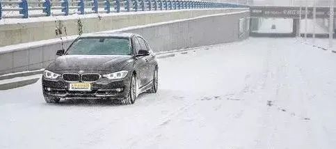 雪天路面行車(chē)指南_河南高速雪天交通管制_出行提示