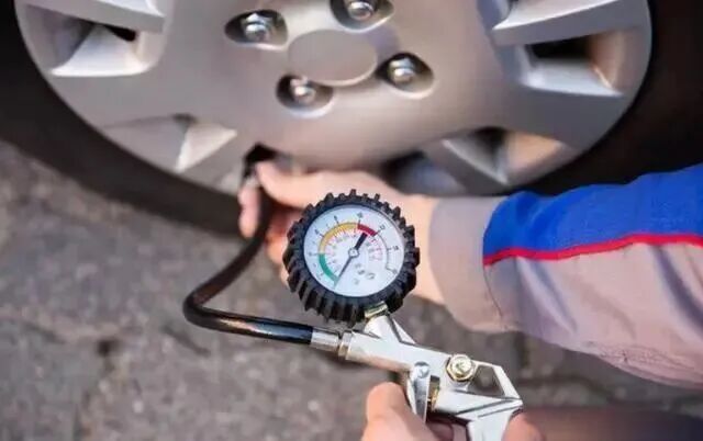 出行提示_冰凍天氣行車安全提示_謹(jǐn)慎低速行駛冰凍路面